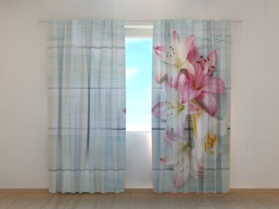Fotovorhang Colorful Lilies on Wood